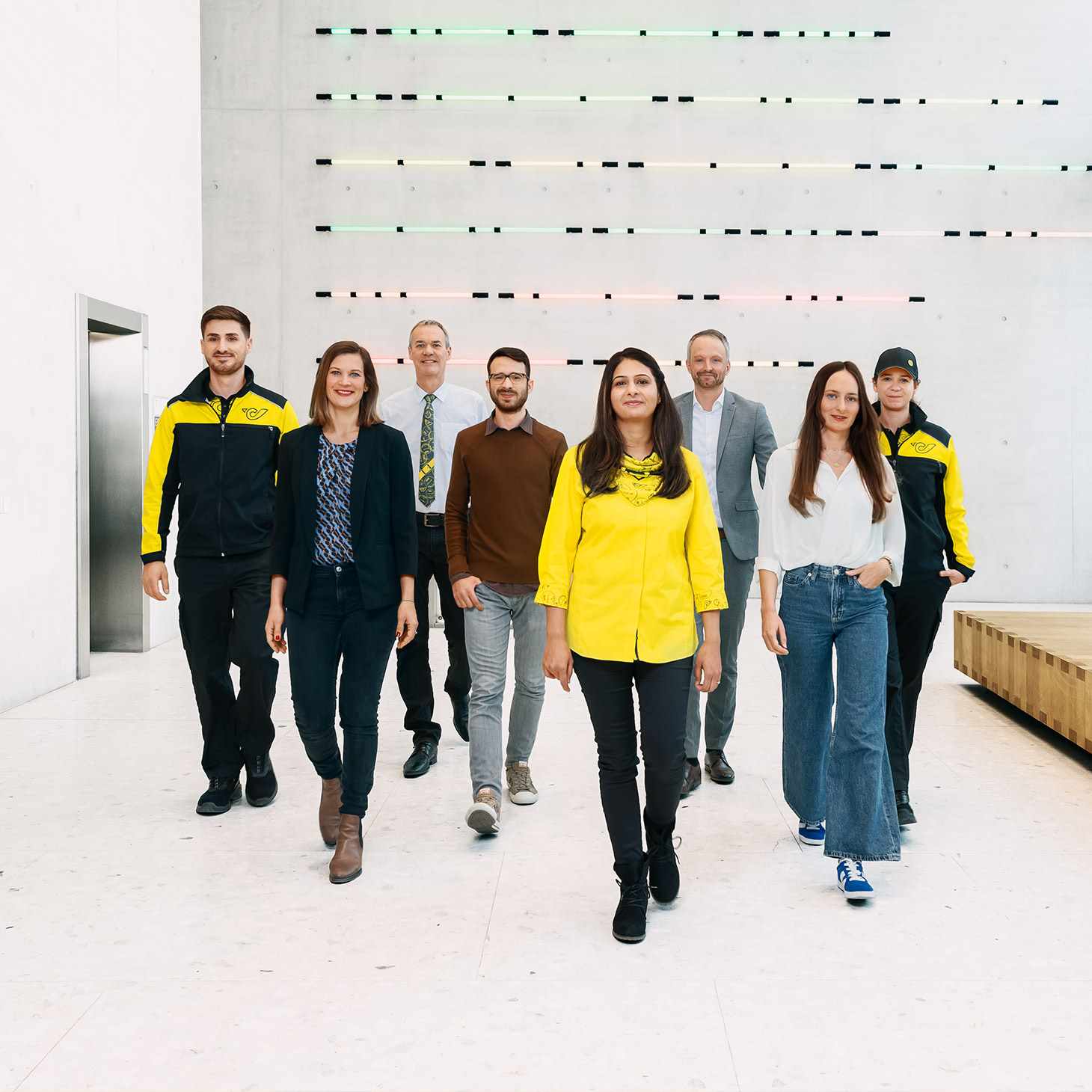 Diverse Mitarbeiter*innen der Post